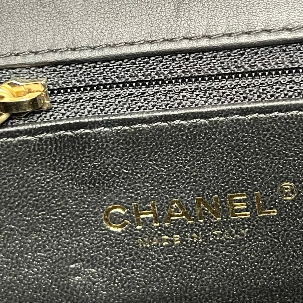 *SOLD* CHANEL Caviar Quilted Medium CC
Filigree Flap Black - Picture 7 of 16